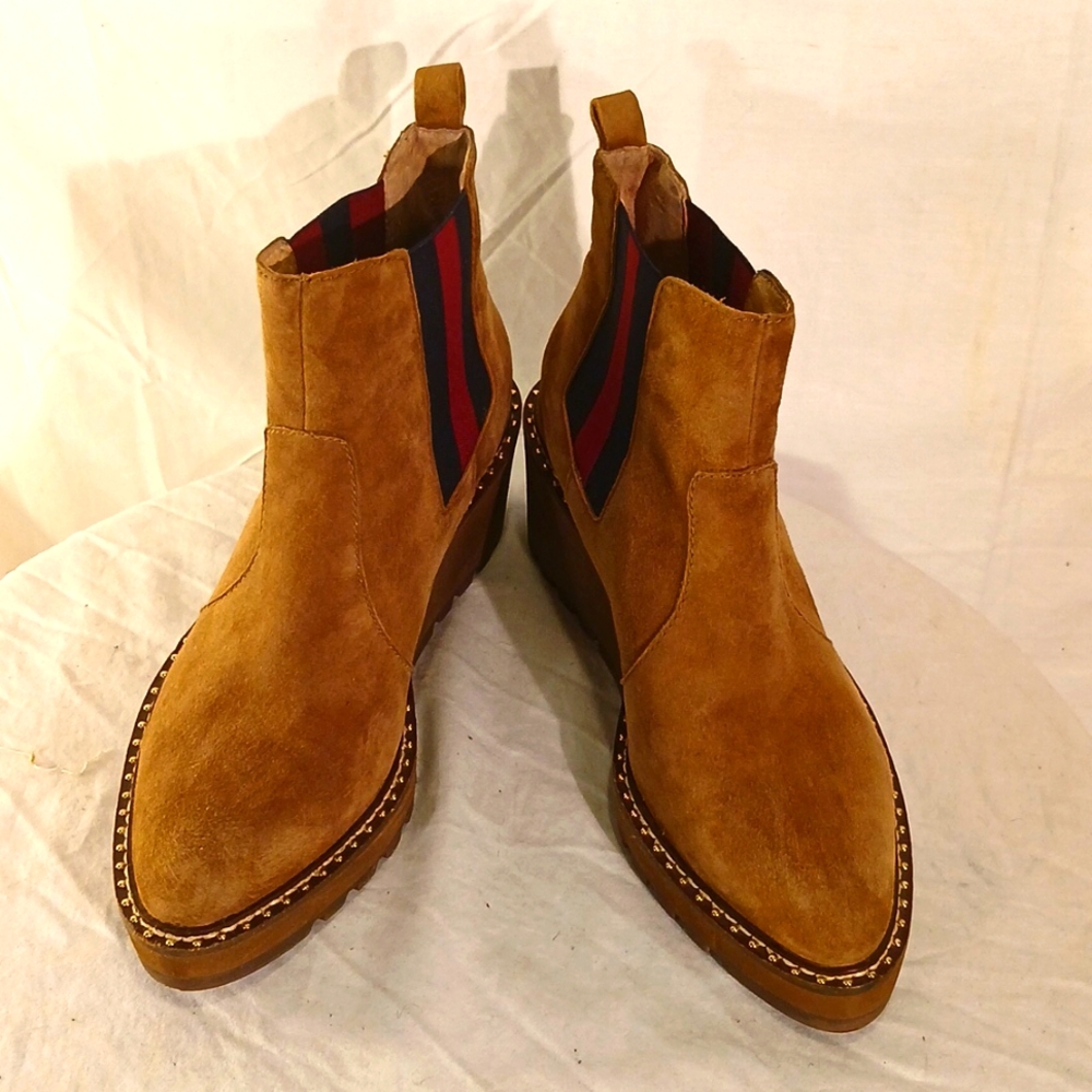 NWOT Cecelia (New York) Tan/Taupe Suede Platform Wedge Studded Booties.